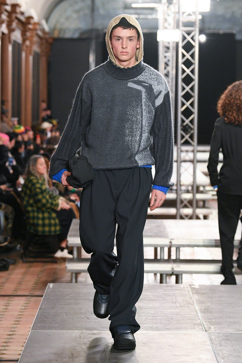 StreetFashion01's tweet photo. Kiko Kostadinov Fall 2023!🖤 https://t.co/5c7znbiN7E