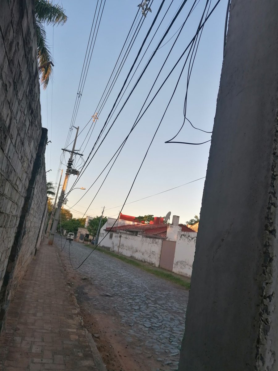 JMacchi7's tweet photo. @ANDEOficial cables caidos en barrio herrera.. https://t.co/em5S80Iwxx