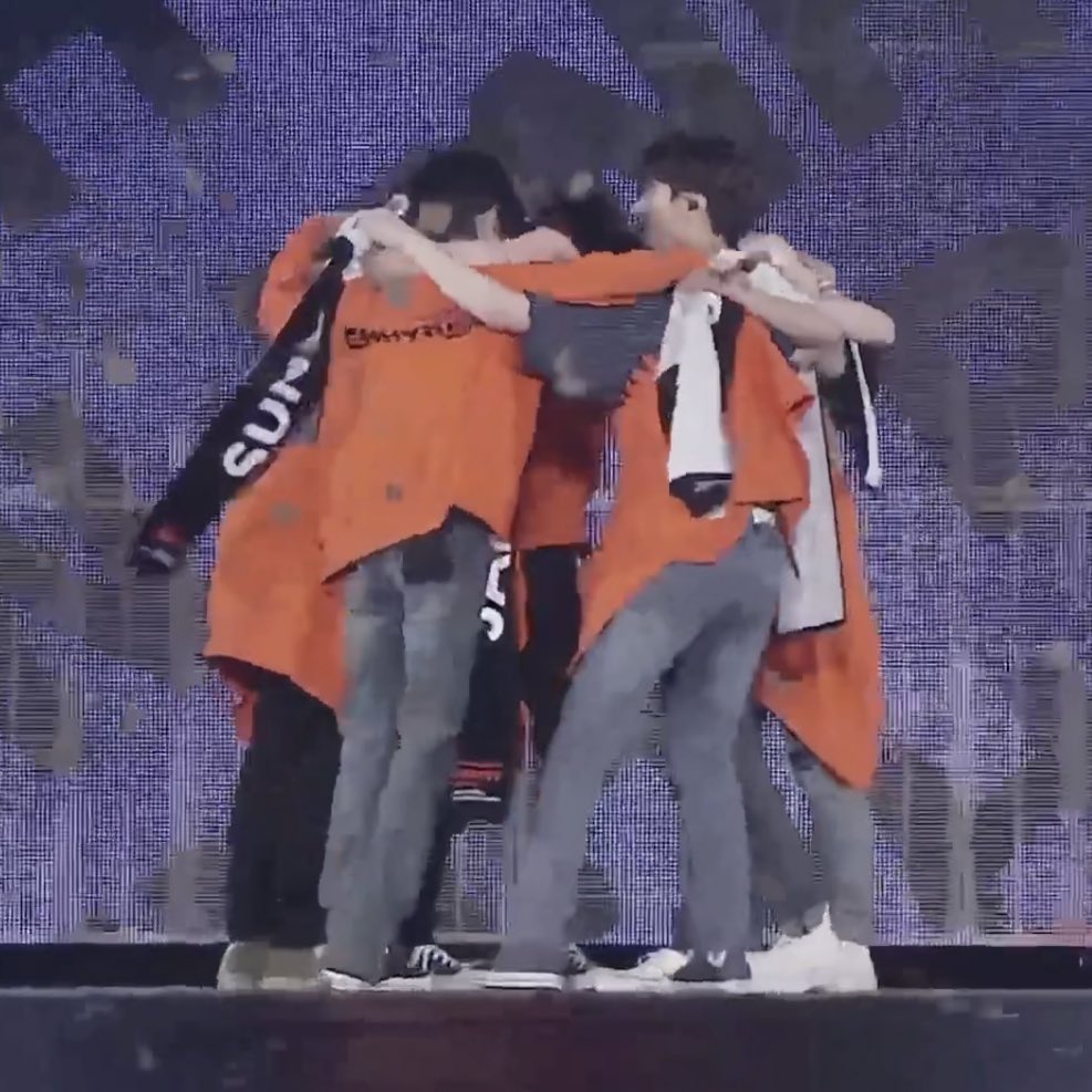 raeeeee98's tweet photo. 팀 결성된 날
첫 1위
첫 돔투어

엔하이픈 대박하자🧡🖤 https://t.co/pBr43jyrRx