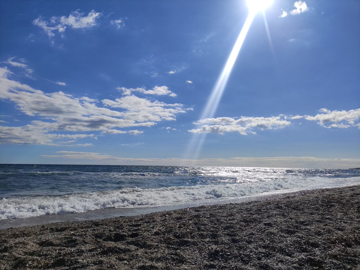 Había hoy una luz preciosa en el Mediterráneo almeriense.

#SundayMorning #winter #bytheseaside #us #Andalucía