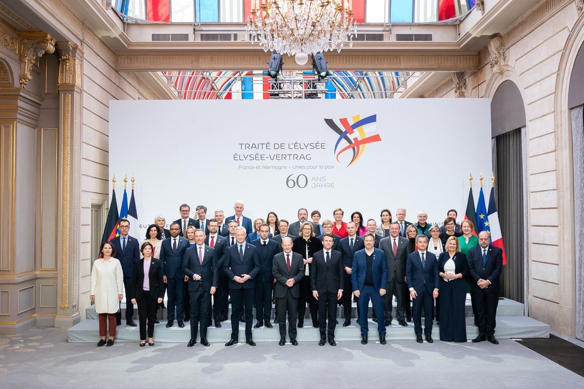 Heute feiern wir 60 Jahre Élysée-Vertrag. Die Aussöhnung war ein Vertrauensvorschuss, für den wir bis heute dankbar sind. 🇩🇪🇫🇷

Und zugleich vertiefen wir im Deutsch-Französischen Ministerrat die Zusammenarbeit unserer Länder.

Foto: Bundespresseamt.