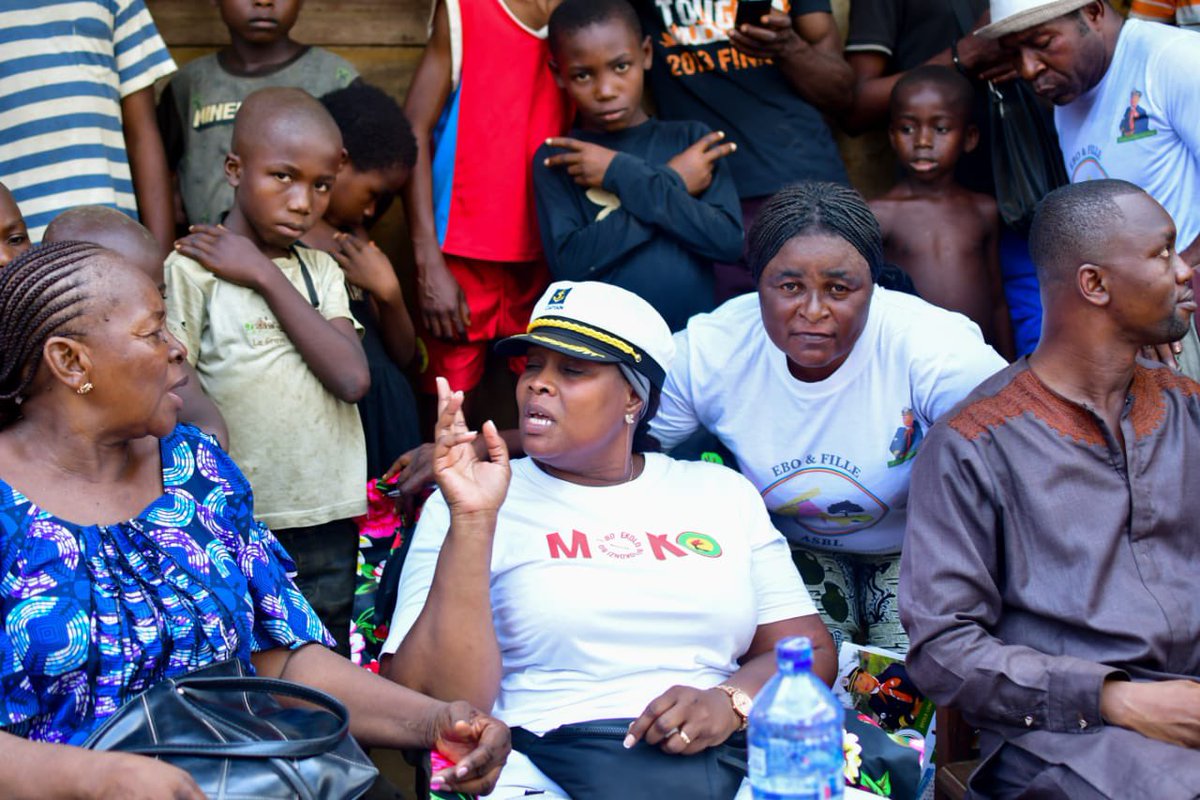 coeurdafriqueM's tweet photo. #UNC: Nous sommes à #Dianga, #Busira, #Danda et #Bolomba_centre dans le grand #Équateur où la coordonatrice chargée de la mobilisation de la ville de Kinshasa, madame @efole3 sensibilise la population de ces 4 coins à s’enrôler pour participer massivement aux élections de 2023. https://t.co/EzHxuTz2GW