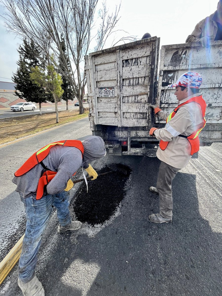 sergiobanosr's tweet image. En Pachuca estamos aplicando el #ProgramaDeBacheo 👷🏻‍♂️permanente, para atender calles y vialidades de nuestra capital. 

Trabajamos en el bulevar Felipe Ángeles para seguir #CumpliendoPorTuFamilia ✅👨‍👩‍👧‍👦.