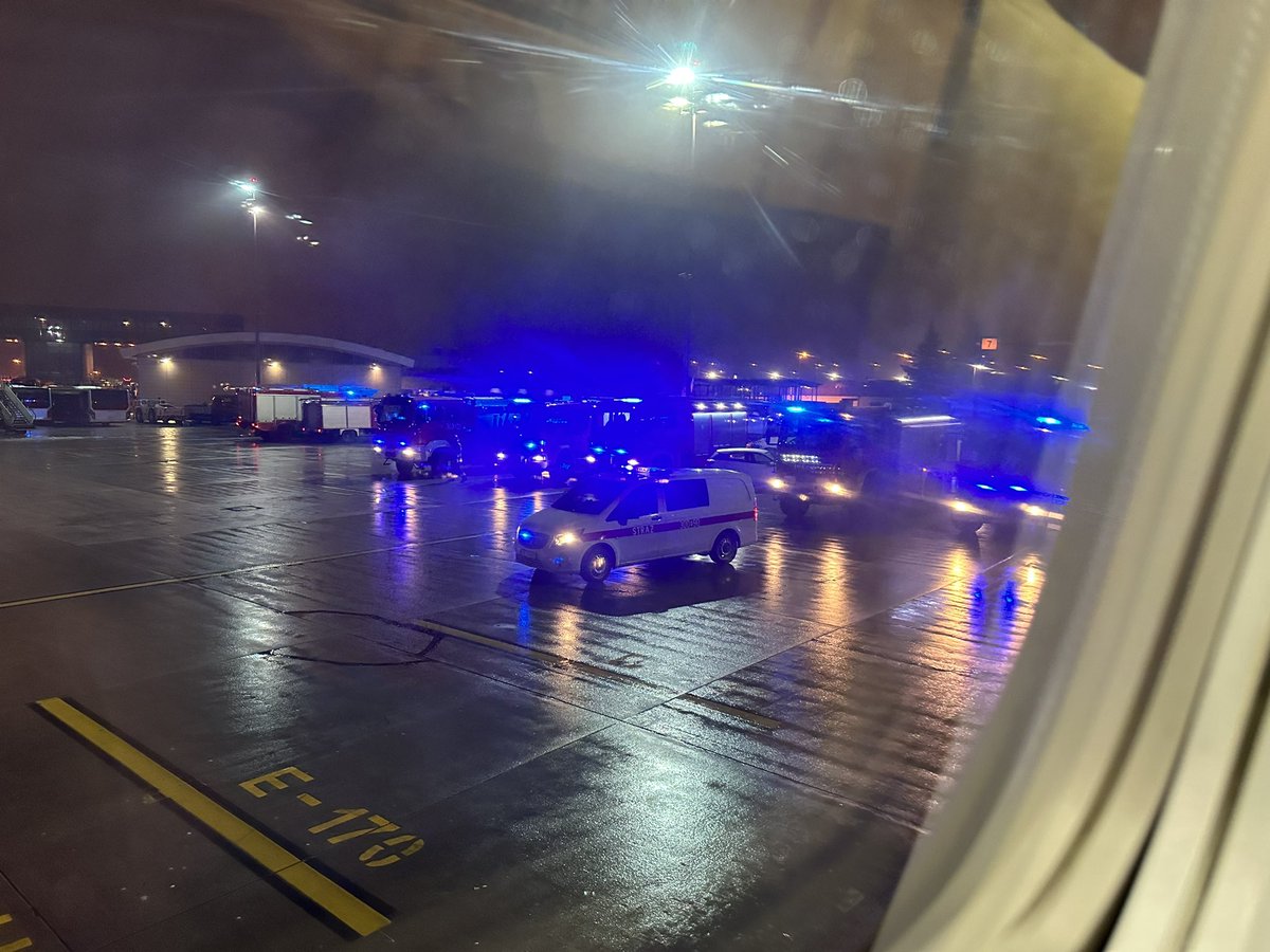 Mr_L_Drake's tweet photo. They are lining back up facing back towards the runway/taxiway https://t.co/XmEM8CP2sb