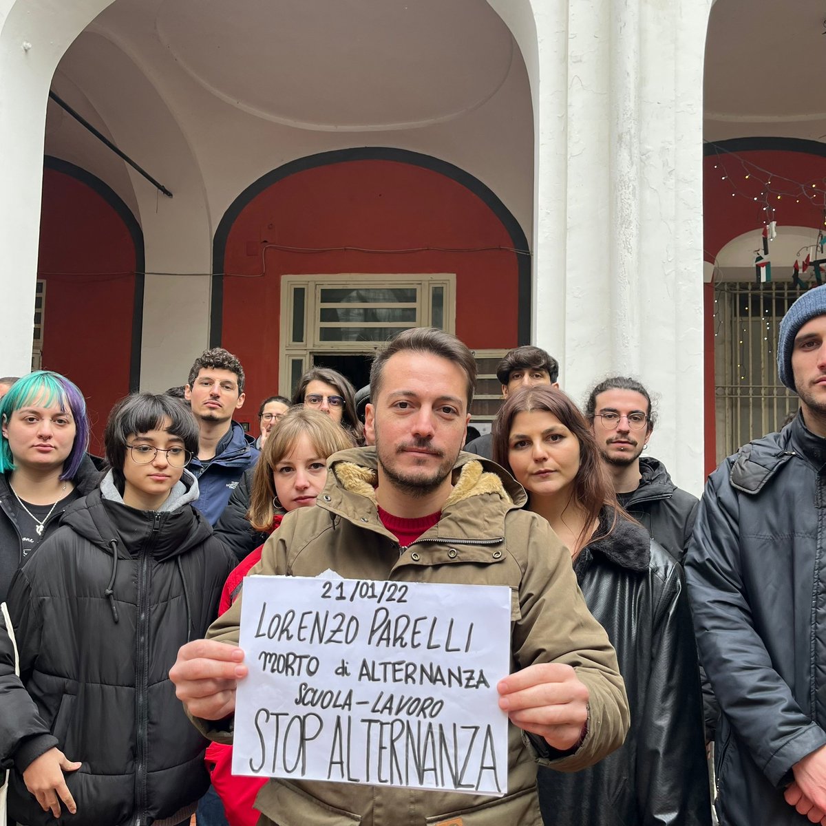 Giul_Granato's tweet photo. Il 21 gennaio 2022 moriva Lorenzo Parelli.
A 18 anni doveva stare dietro un banco a studiare e, invece, è stato ucciso da una lastra d'acciaio di 150kg mentre era in una fabbrica per l'alternanza scuola-lavoro.

🧵 Thread 👇 1/4 https://t.co/MZAEkH8YL4