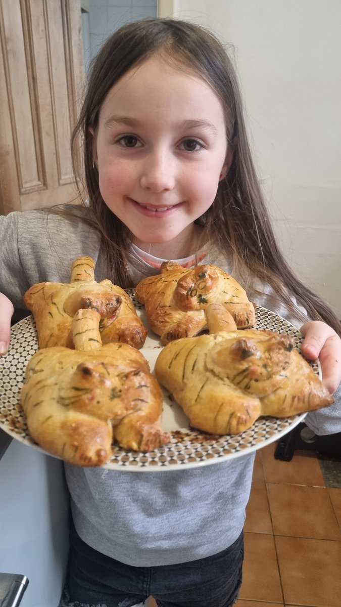 SunSeaSwim's tweet image. #juniorbakeoff @BritishBakeOff #GBBO #tigerbread my 8 year old made the tiger bread recipe today with a little help. She did amazing 👏