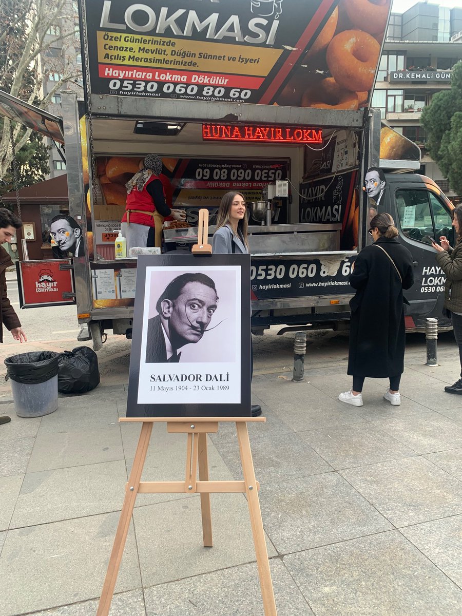 Kadıköy’de Salvador Dali'nin hayrına lokma dağıtıldı.