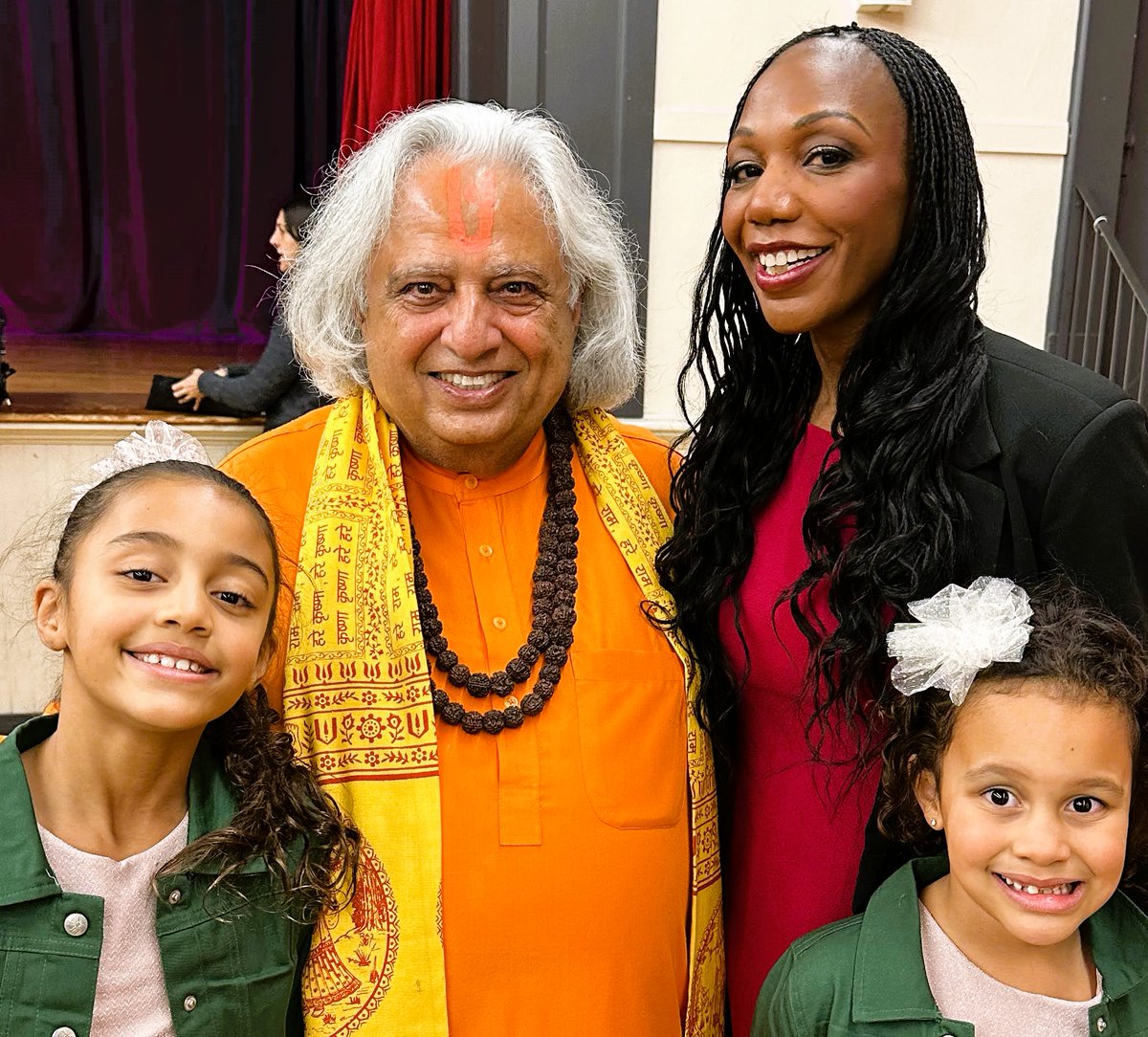 I met awards-winning Doctor Bayo Curry-Winchell (and her daughters) and had conversation with her. #DrBCW is founder of #BeyondClinicalWalls, a #TEDx Speaker, Member of Nevada’s Medical Advisory Team, etc.
@DR_BCW