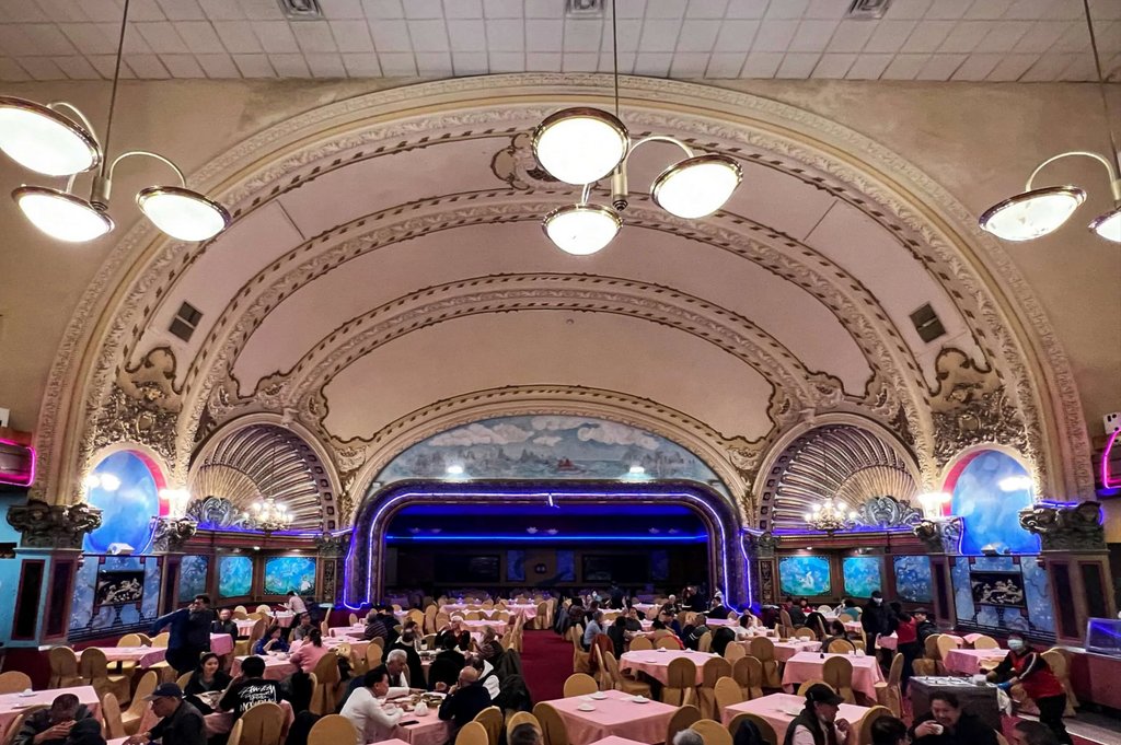 'Today, the Empire Garden offers a unique blend of history and cuisine. Its location in the former Loew’s Center Theatre adds to its charm and makes it a memorable dining experience for visitors.' Follow link for full view route1views.com/travel/empire-…? 📸 Matt Lambros