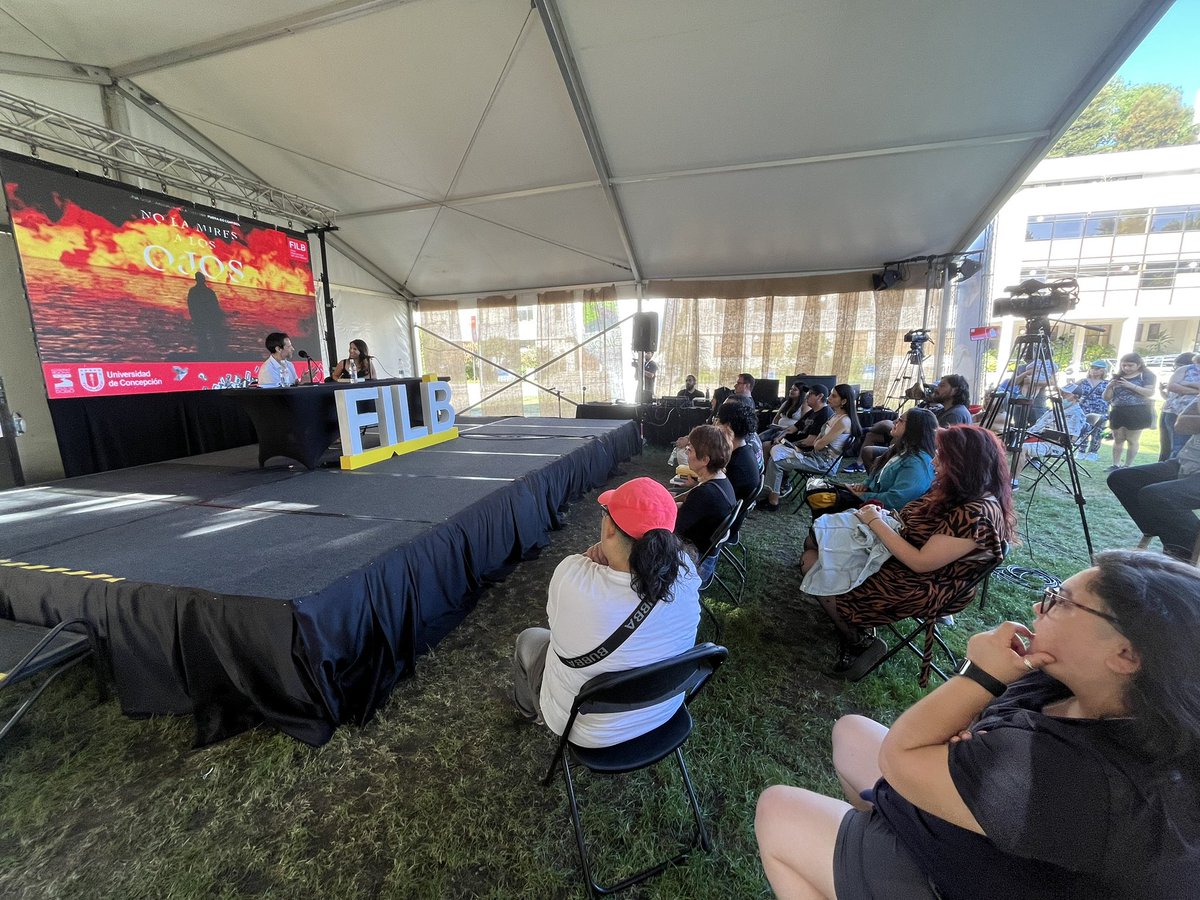 Ahora en el Escenario Marta Brunet presentación del libro "No la mires a los ojos" del autor Pablo Illanes. Presenta Claudia Inostroza, representante de la Comisión Fílmica del Biobío #FILB2023 📚