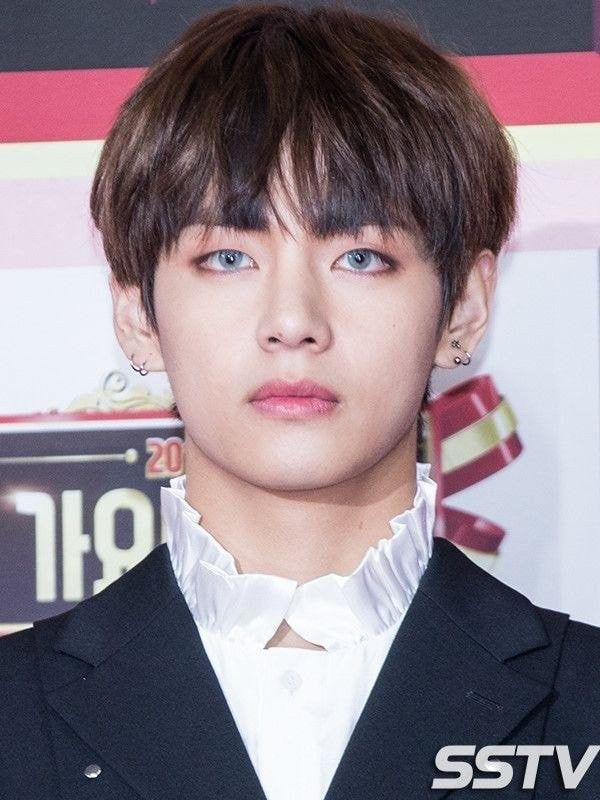 6. According to the STARmeter popularity ranking on the US Internet Movie Database (IMDb), Taehyung ranked 4th out of 2,014 Korean actors and directors based on public awareness and interest.