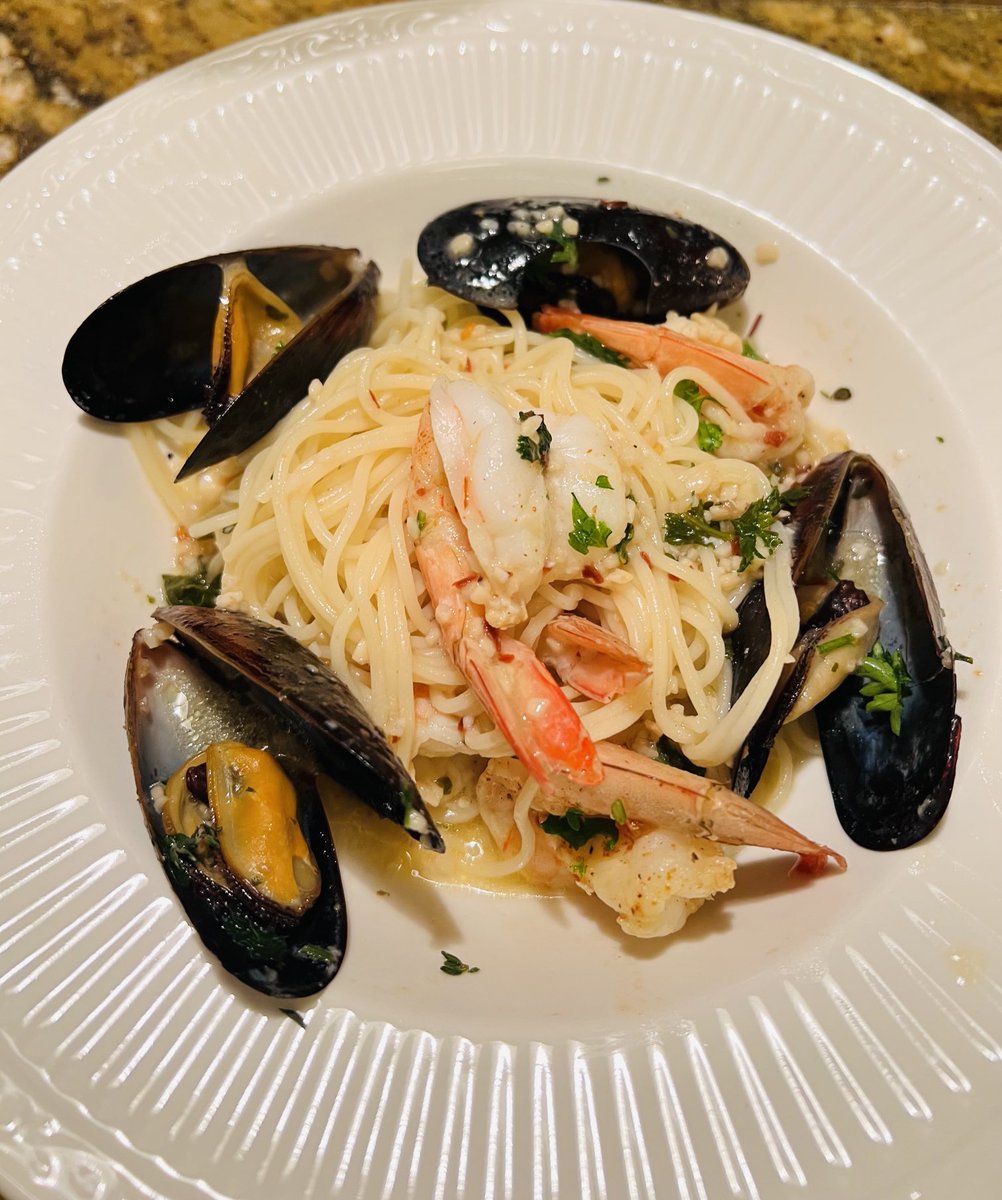 I had #leftovers.  Decided to add to them. 

Watching the #AFCDivisional game.   No time for plating.  🤷🏾‍♂️🤣🤣🤣