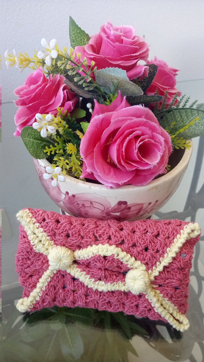 delacada's tweet photo. Porta Lenços de Papel
#feitoamão
#croche
#crochet
#handmade
#DeLaçada 🧶 https://t.co/GDpdpXpmbU