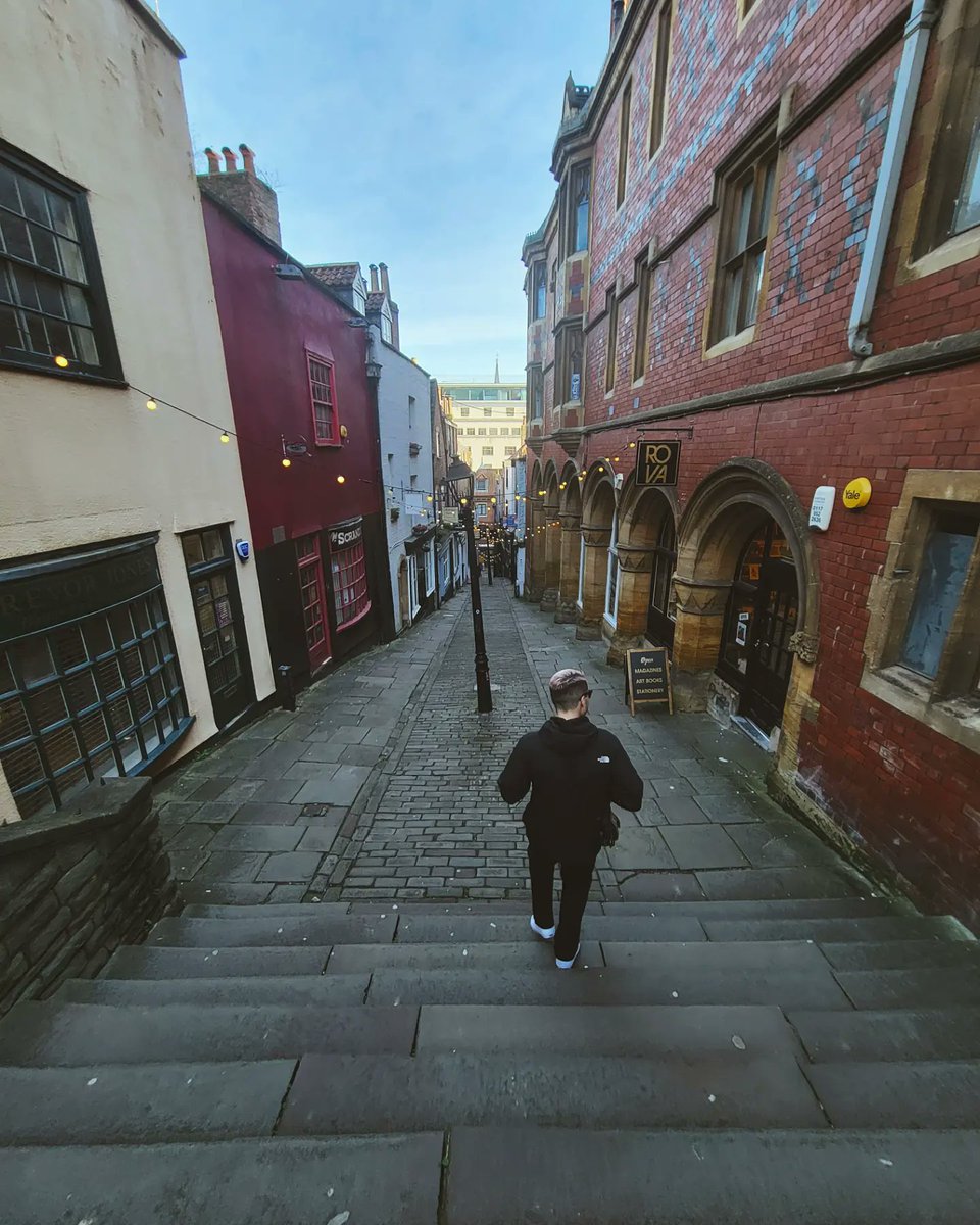 dreadtrove's tweet photo. headed home tomorrow. love u england 🇬🇧 https://t.co/J6bbHuJzZc