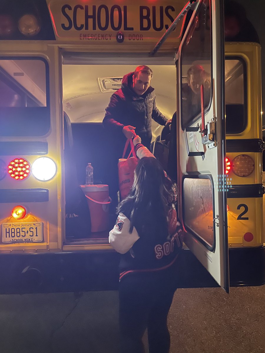 EmersonCavosKC's tweet image. Another successful Midnight Run thanks to the Emerson community and some pretty amazing Key Club members! Months of planning and hard work led us to the streets of NYC last night handing out food, clothing, and toiletries! Catch us again for our next one in the spring! #GoCavos