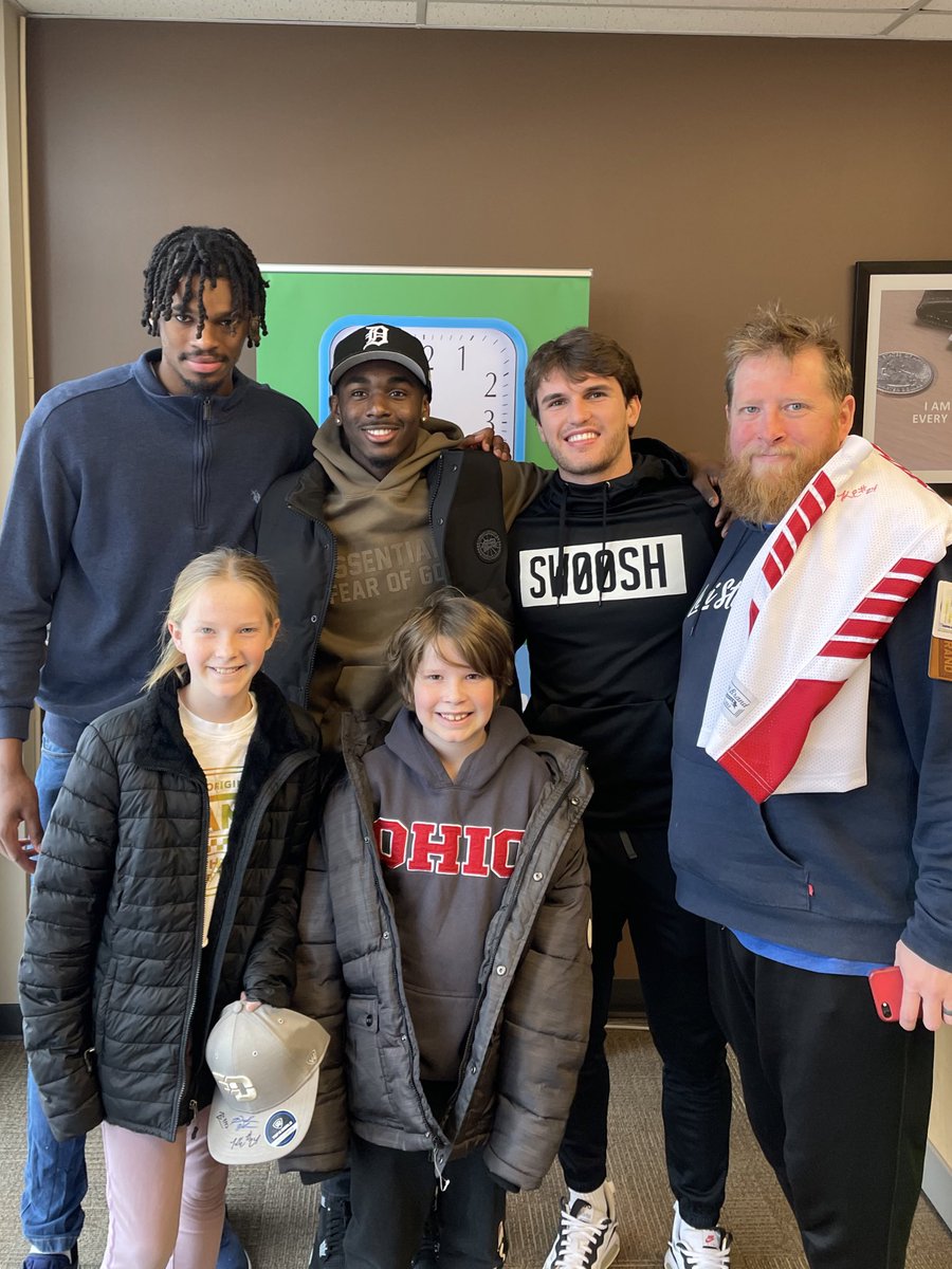 daytonnil's tweet photo. Flyer fans connecting with @DaRonagon, @BradyUhl and a surprise visit from @KobeElvis at H&amp;R Block in Centerville. #dayton6th https://t.co/zNzyqVFWm7