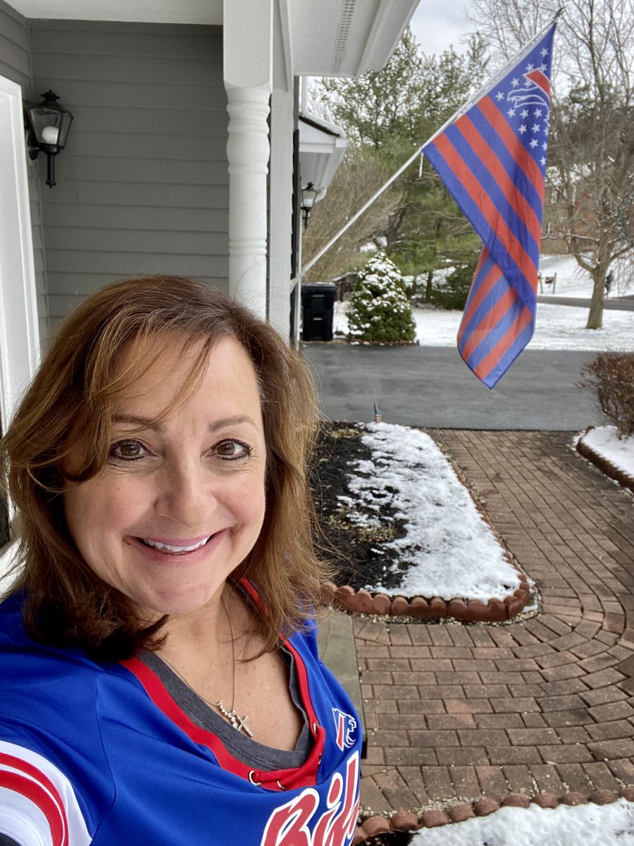 LisaMatto's tweet photo. @BuffaloBills @MillerLite From #SyracuseNY #LetsGoBuffo🏈 #BillsMafia #Bills #Buffalo #SundayMotivation #Sunday #sundayvibes #football #NFLPlayoffs #NFL https://t.co/QsetPld9ko