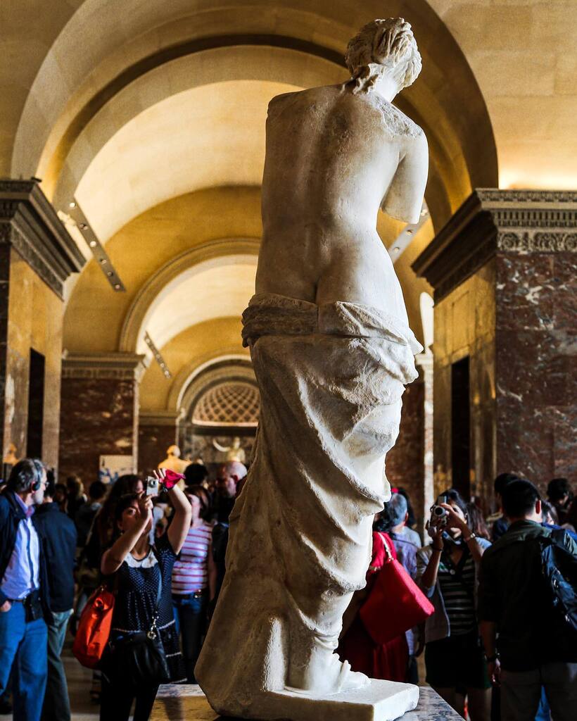Spotlight. 

Art Series-3

The statue of Venus de Milo.

•
•
•
•
Shot on Canon 5D Mark III

#louvre #greekart  #travelphotography #ig_captures #aphrodite #architecture #artwork #artgallery #paris #french #louvremuseum #streetphotographer #parisian #s… instagr.am/p/CnudQWrPsea/
