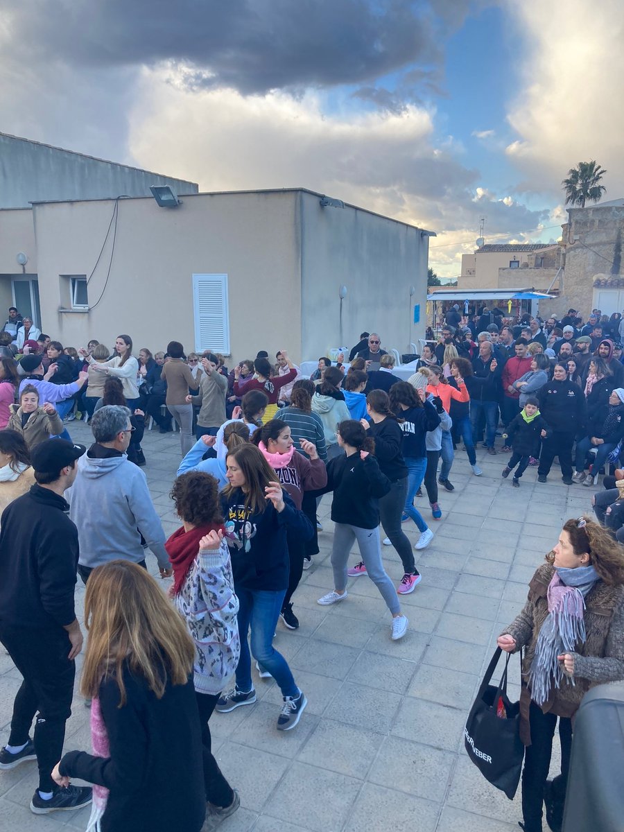 estoldesgerrico's tweet photo. Aquí teniu un trosset del fogueró d'ahir migdia a Es Carritxó! 👀
Gràcies per venir, esperam que ho passéssiu bé!
#EstolDesGerrico #Felanitx #EsCarritxó #BalladaPopular #GenerDeFoguerons https://t.co/KnyrT78cNy