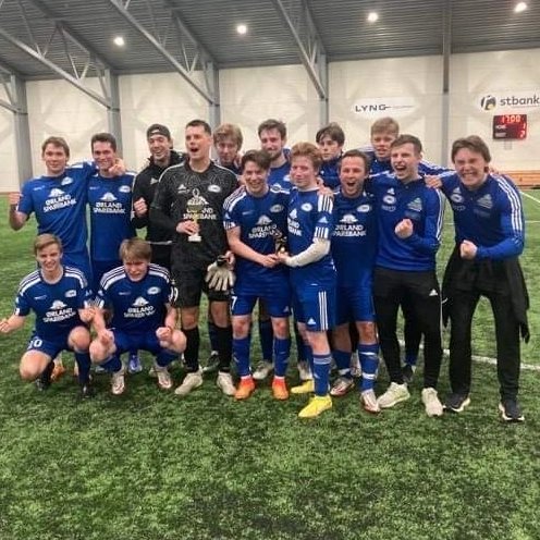 I går var vi å hentet hjem ett par pokaler i Vanvik Indoor🍾
Seier i alle kamper og toppscorertittelen ble delt mellom våre spillere Mathias Bjerve og Thomas Borza.