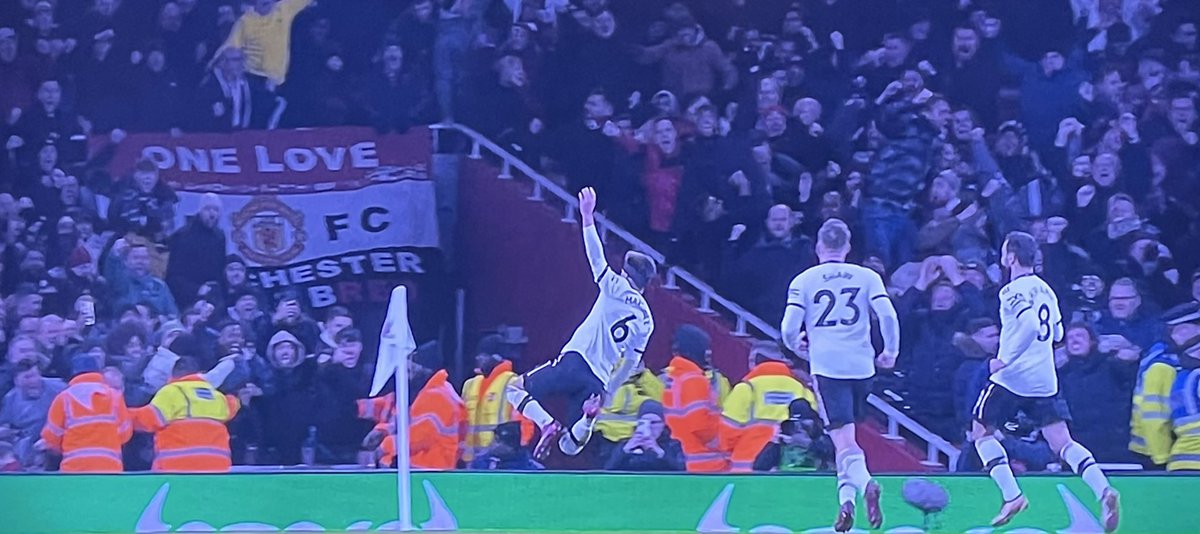_NickNewell_'s tweet photo. Look at @LisandrMartinez go 😍 #MUFC https://t.co/ehADMjCLg0