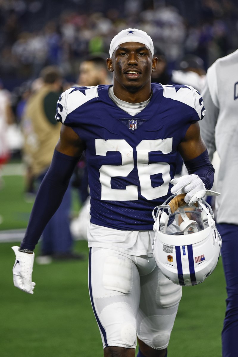 FresnoStateFB's tweet photo. 𝗣𝗟𝗔𝗬𝗢𝗙𝗙 𝗙𝗢𝗢𝗧𝗕𝗔𝗟𝗟 😤

Do your thing today, @DaRon_Bland 🤝

 #DALvsSF | 📸 AP https://t.co/J6oCprZ4lS