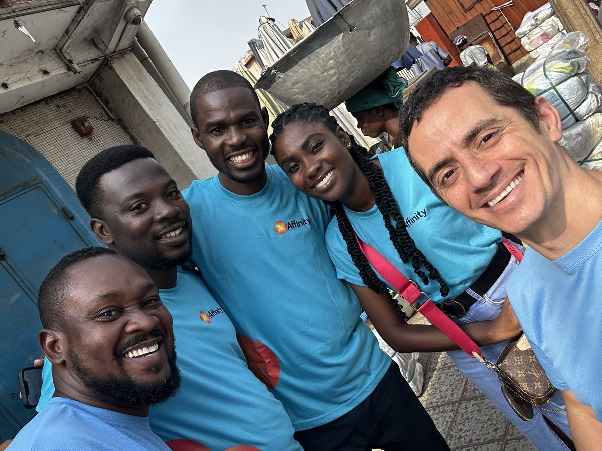 TMouganie's tweet photo. Joined the team to meet our customers in Makola - getting advice on how to develop and improve on our products (and running a few new ideas by them!) 💜 @AffinityGhana @AffinityAfrica 
#smebanking #digitalbanking #financialinclusion #entrepreneur #leadership #founder https://t.co/Bnq7Udg2QJ