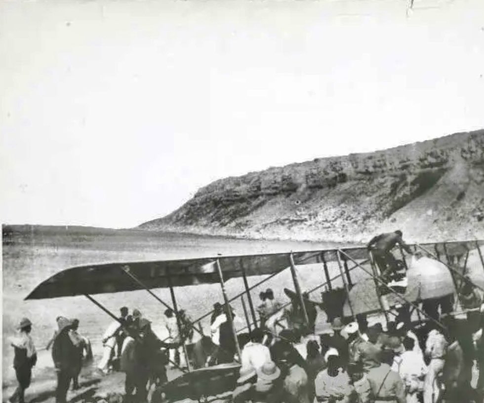 volkan_eldem's tweet image. Seddülbahir #Ertuğrul çıkarma koyu sahilinde bir İngiliz deniz uçağı.Bu uçaklar keşif amaçlı olarak kullanılıyordu.#seaplane #capehelles #gallipoli1915