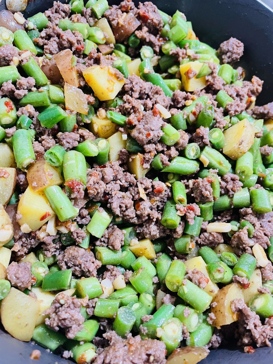 Whiskeytagofox's tweet photo. Meal prep this week for my lunches a spicy beef and potato blend with fresh raw green beans!!!
#prepareforsuccess
#setuptowin #sundayvibes https://t.co/6OzBfNSlBp