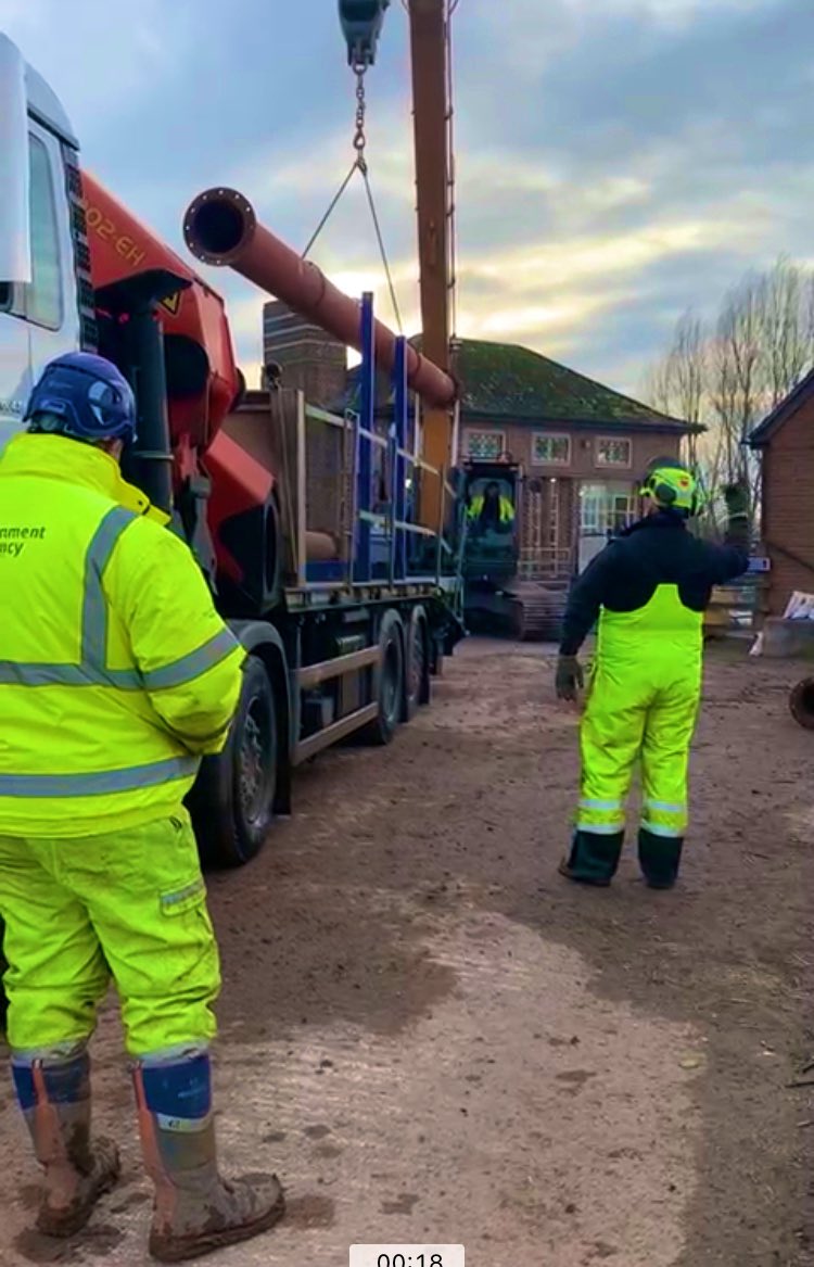 FieldOpsEA's tweet photo. 7 million cumecs pumped in the last 24h (up by 1 million on the previous day) from the Somerset levels &amp; moors. We are repositioning some of our pump assets to keep optimum pumping as levels recede at some locations. We continue to deploy additional pumps to reduce water levels. https://t.co/OfRhfEpKZ9