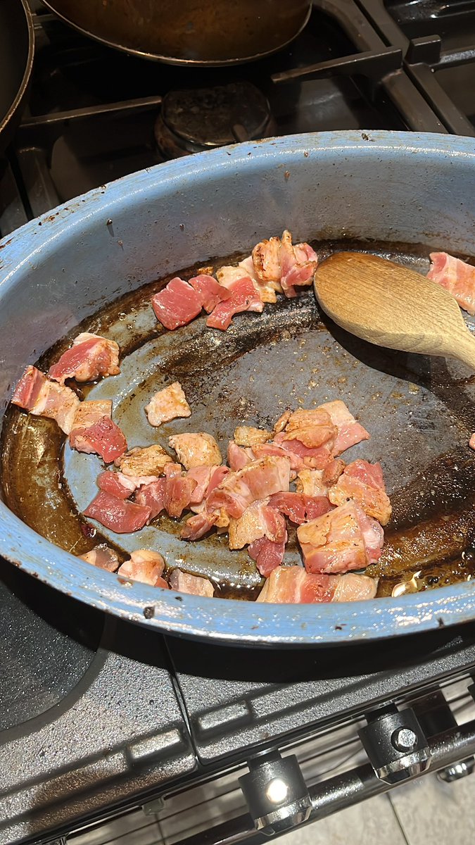 jamiegill1976's tweet photo. Fry the pig bits until they start to go cooked! #cookingwithtwats https://t.co/4RogZgTpwp