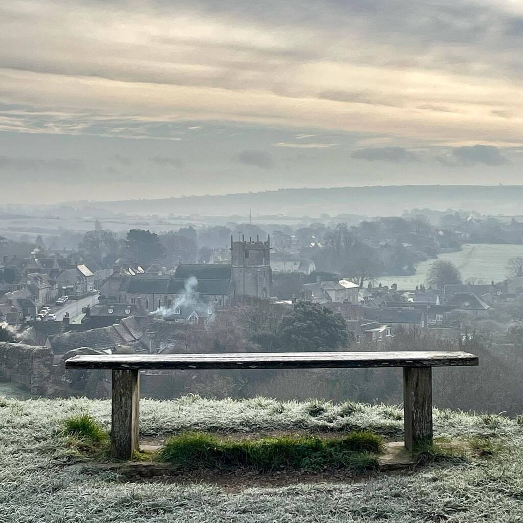 @corfecastleuk @corfecastle_nt #corfecastle @nationaltrust #castle #dorset #bench instagr.am/p/CnucaoOrv-c/