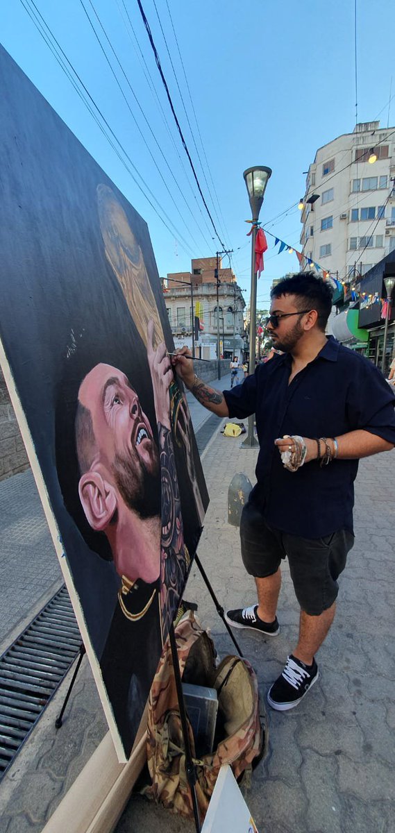 Ayer terminé de pintar a Messi en la peatonal y la gente me hizo el pintor más feliz del mundo muchas gracias 🥺😻