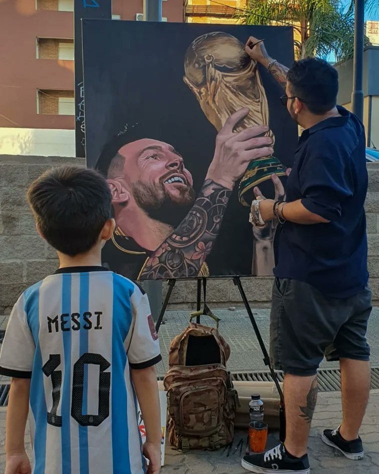 CharlyNous's tweet photo. Ayer terminé de pintar a Messi en la peatonal y la gente me hizo el pintor más feliz del mundo muchas gracias 🥺😻 https://t.co/KAaCIAIxMQ
