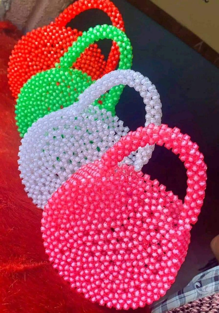 DiorfallGueye2's tweet photo. "Sunu sœur bi étudiante leu bou débuter un petit projet de sacs fait main di sackou guéne nianal ko ak diapaléko bou baax. 

Les sacs sont disponibles sur commande au 771939828 et les prix varient entre 6000frs et 10000frs." 

Yalna sa borom barkéle liguéye bi 😍🥰😍👇🏿 https://t.co/YQqsMEH6Mm