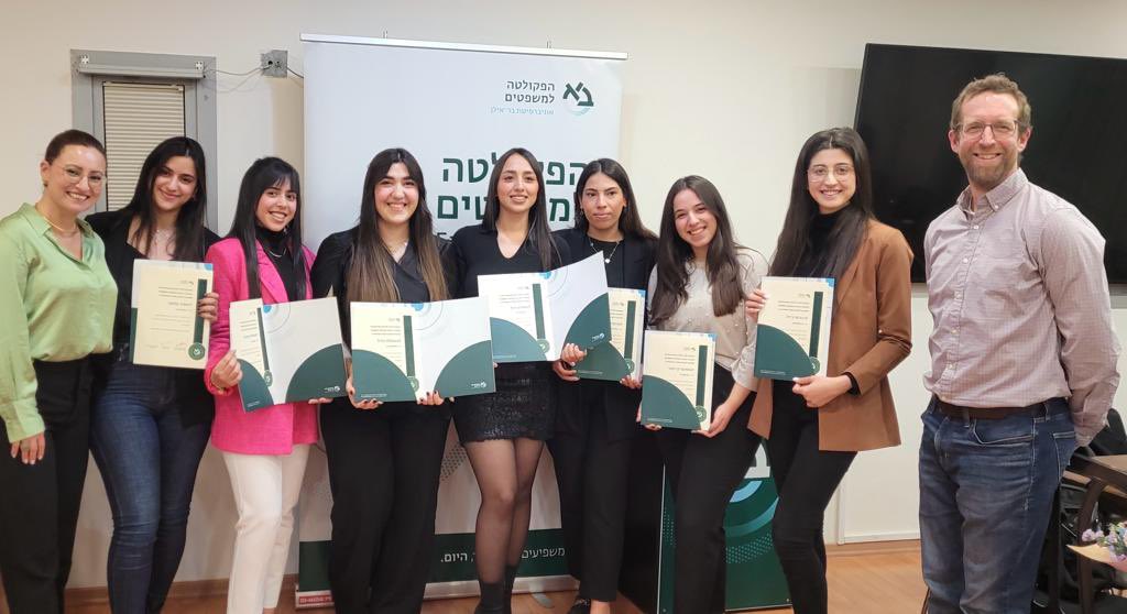 Bar_ilan's tweet photo. 8 סטודנטיות מצטיינות קיבלו מלגות עבור מצויינות אקדמית בטקס שנערך בפקולטה למשפטים, מטעם התוכנית לליווי והעצמה של סטודנטים מהחברה הערבית בהובלת ד״ר @ManalTotry וד״ר @ori_aronson . מטרת המלגות היא עידוד הסטודנטים למצויינות אקדמית וחברתית 👏🏻 יישר כוח! https://t.co/XRwnJ0hDyj