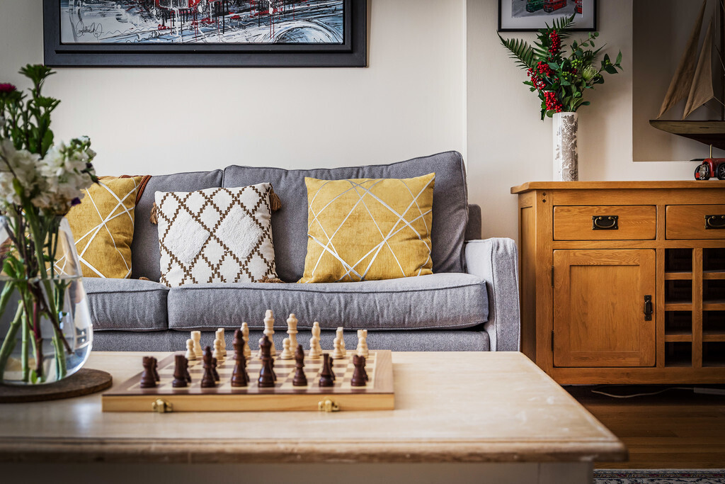 FOR SALE - A Home Of Distinction  - a 2 bedroom garden flat. Viewing is highly recommended.   buff.ly/3HhW9dI  
*Spacious
*Period features
*Two parking spaces
*Share of freehold
*No onward chain
*In the heart of #TunbridgeWells