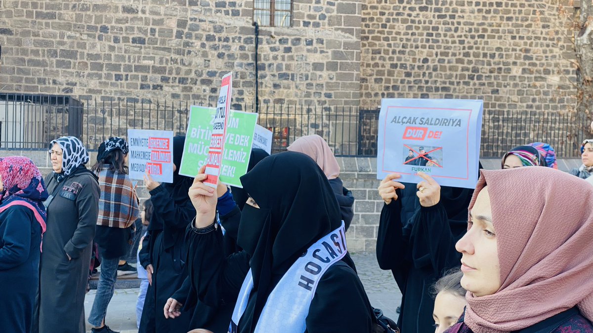 İsveç'te Kur'an-ı Kerim'in yakılması ve Alparslan Kuytul hocaefendi ile bazı kardeşlerimizin tutukluluğunun devamına karar verilmesi sebebiyle basın açıklaması düzenledik. Halkımıza verdikleri destkten dolayı teşekkür ederiz. 
#KuranaCanımFeda
#AlparslanHocayaÖzgürlük
#YeterArtık