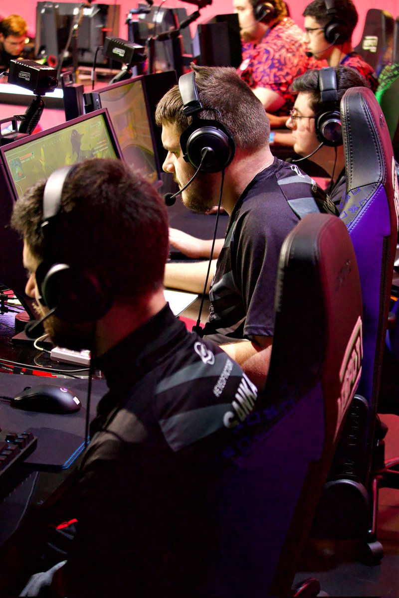 C'est le moment du gros tweet résumé de LAN ! 

D'abord, un grand merci aux joueurs <a href="/Im_Vertige/">ImVertige</a> <a href="/Kizaron_/">Kizaron</a> @SankaIntm pour leur performance, ils sont parvenu à aller chercher un Top 6 sans avoir joué ensemble depuis qq mois.

Merci à <a href="/espotparis/">ESpot</a> pour l'opportunité !

1/4