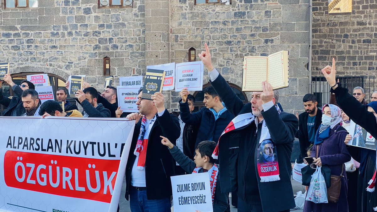 İsveç'te Kur'an-ı Kerim'in yakılması ve Alparslan Kuytul hocaefendi ile bazı kardeşlerimizin tutukluluğunun devamına karar verilmesi sebebiyle basın açıklaması düzenledik. Halkımıza verdikleri destkten dolayı teşekkür ederiz. 
#KuranaCanımFeda
#AlparslanHocayaÖzgürlük
#YeterArtık