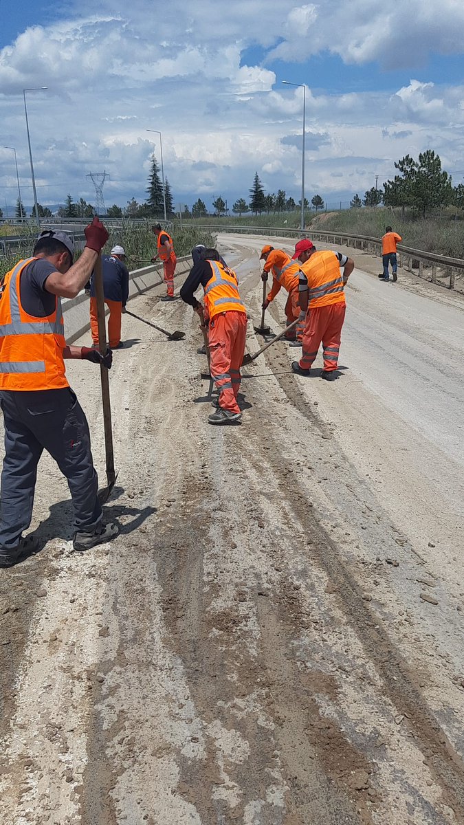 KabineTaşerona KulakVer
<a href="/RTErdogan/">Recep Tayyip Erdoğan</a> 
<a href="/dbdevletbahceli/">Devlet Bahçeli</a> 
<a href="/vedatbilgn/">Vedat Bilgin</a> 
<a href="/akaraismailoglu/">Adil Karaismailoğlu</a> 
<a href="/akbasogluemin/">Av. M.Emin AKBAŞOĞLU 🇹🇷</a> 
<a href="/AvOzlemZengin/">Av. Özlem Zengin 🇹🇷</a> 
@arzuerdemDB