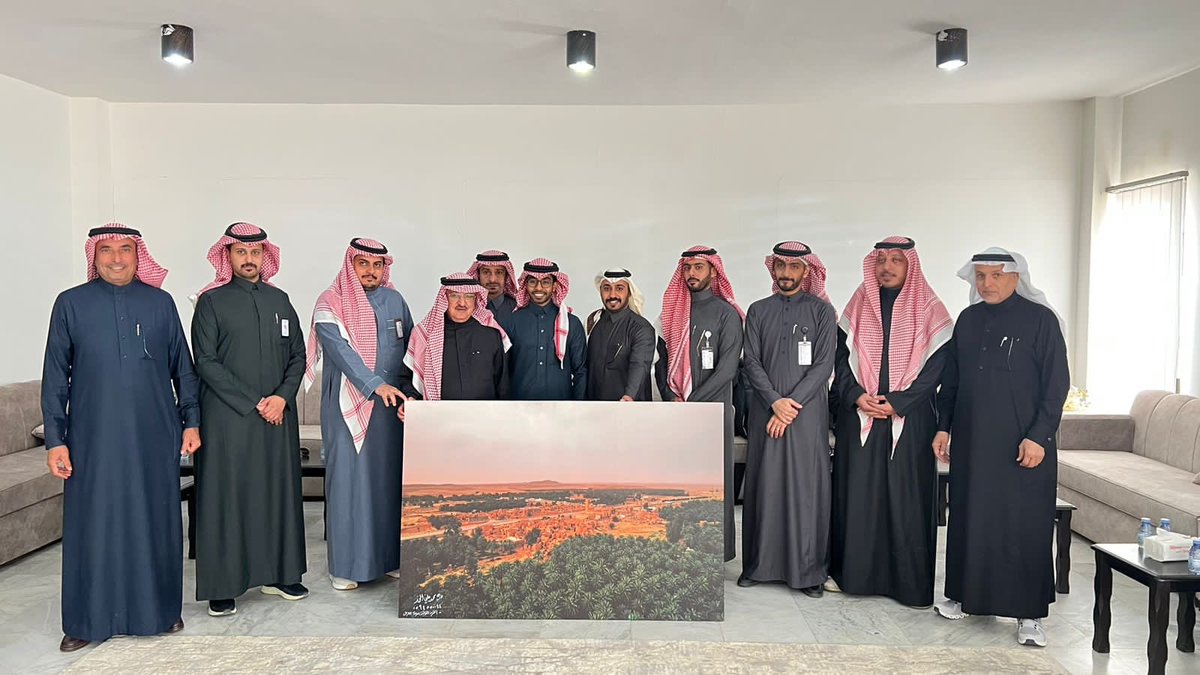Ab7kelak's tweet photo. تشرفت اليوم بتقديم أحد أعمالي لهيئة التراث بعد زيارتهم لمدينتي #جلاجل https://t.co/KM4pt31Zq4