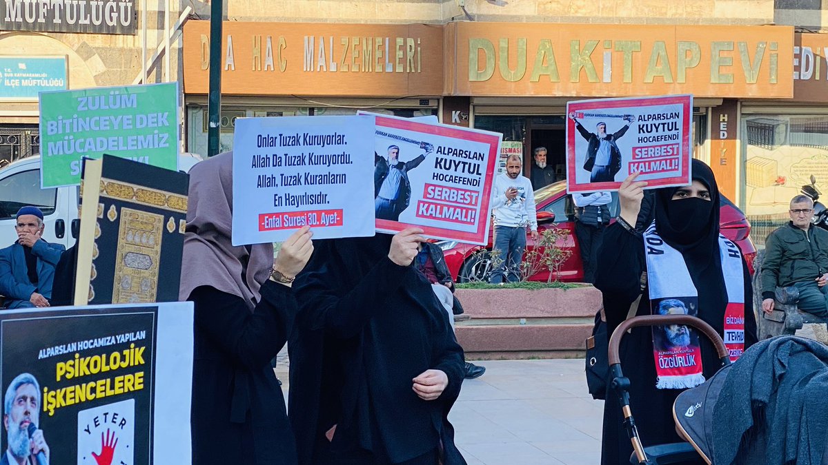 İsveç'te Kur'an-ı Kerim'in yakılması ve Alparslan Kuytul hocaefendi ile bazı kardeşlerimizin tutukluluğunun devamına karar verilmesi sebebiyle basın açıklaması düzenledik. Halkımıza verdikleri destkten dolayı teşekkür ederiz. 
#KuranaCanımFeda
#AlparslanHocayaÖzgürlük
#YeterArtık