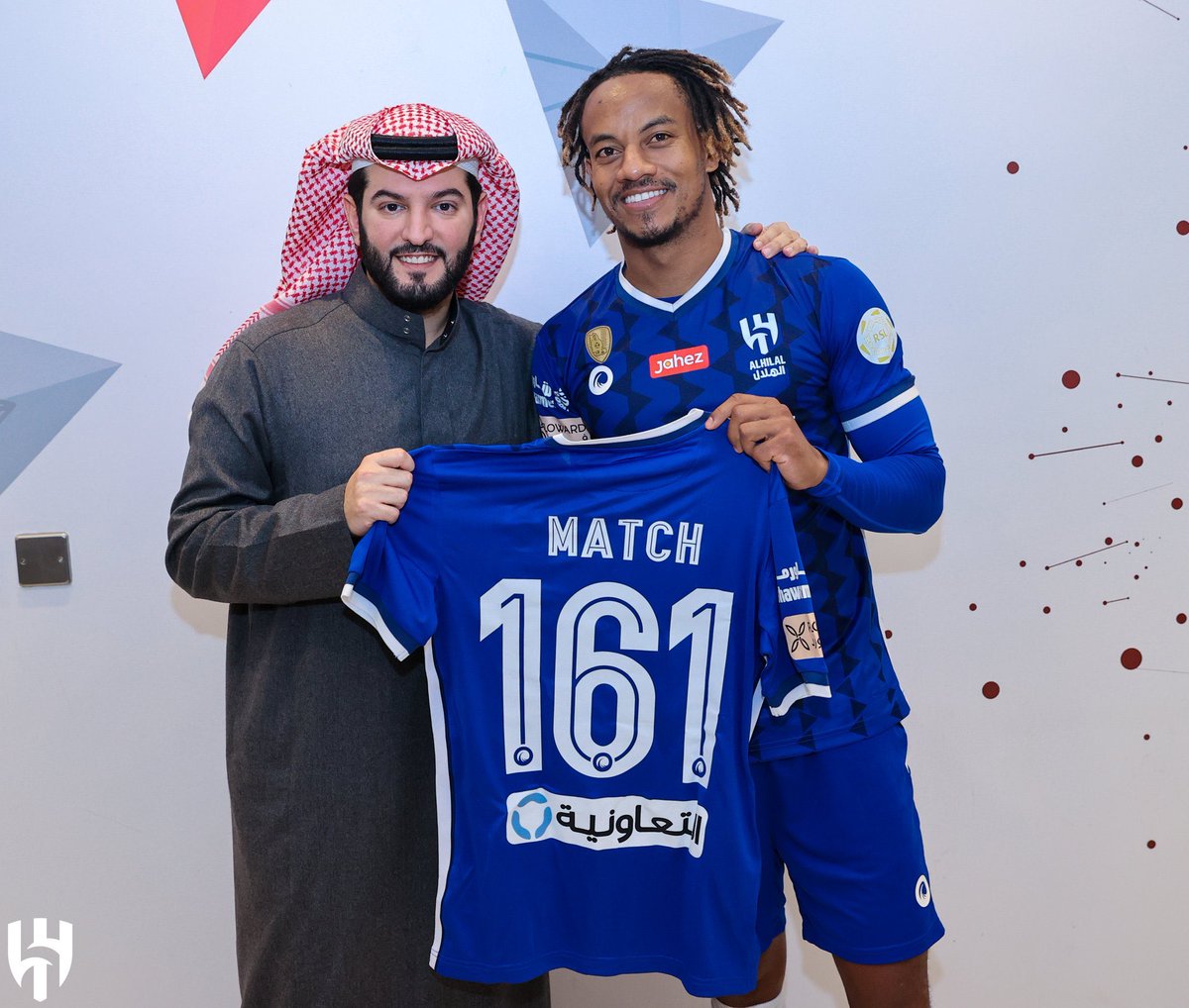 تكريم كاريلو بعد ان اصبح اكثر لاعب اجنبي لعب لنادي الهلال (161) مباراة 👏🏻💙