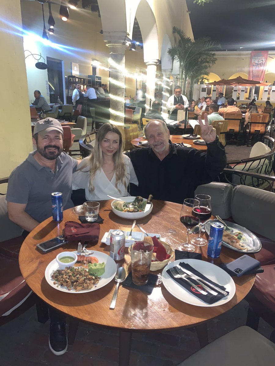 Hollywood.con crew and Carlos have dinner in Mérida Yucatán #hollywoodcon #hollywooddotcon #mikaboorem