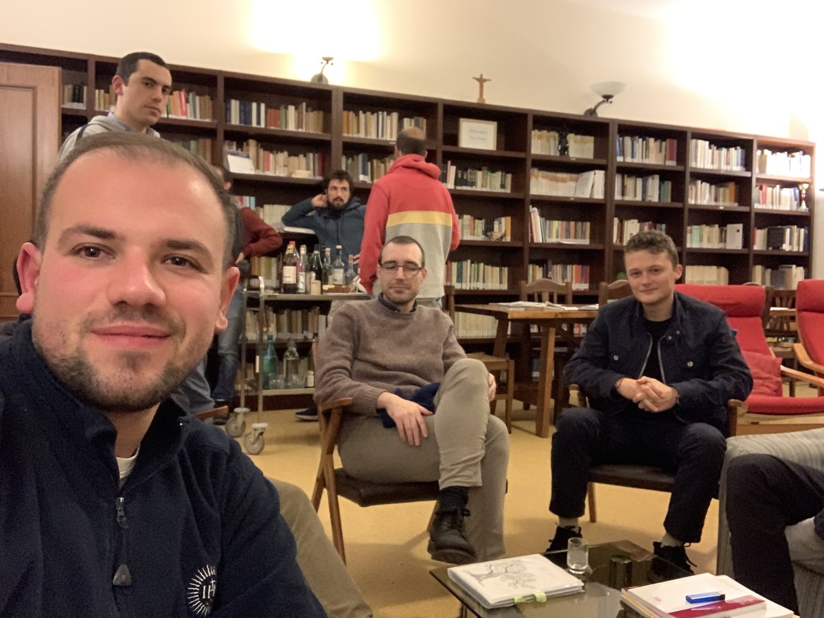 So many of us resume our daily #routine tomorrow; #work, #study or something else. So let's take the #opportunity to stay with our loved ones, #family, #companions or others, at least on days without big commitments. 
⬇️ #comunity time