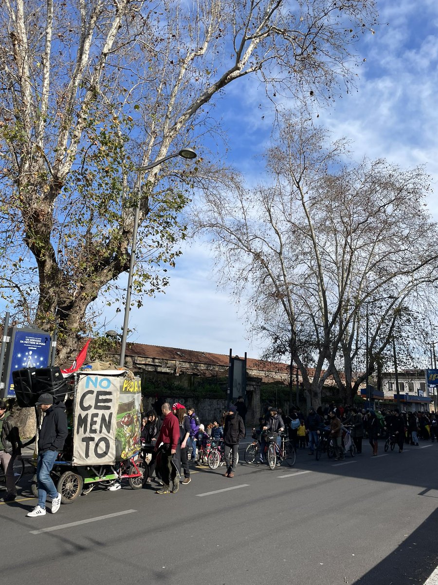 journ_ale's tweet photo. Oggi alla mobilitazione del @forumparco che chiede l’ampliamento del monumento naturale del lago #ExSnia di #Roma. https://t.co/AWVfRRslkR