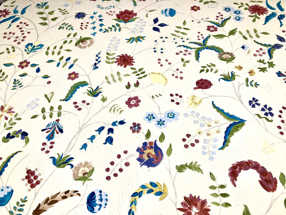 LornaBatesArt's tweet photo. Work in progress on a hand painted Indian Floral style pattern. #surfacepatterndesign #indianfloraldecor #handpaintedwallpaper #handpaintedpattern #historicalpattern https://t.co/iYoEzxxcuk