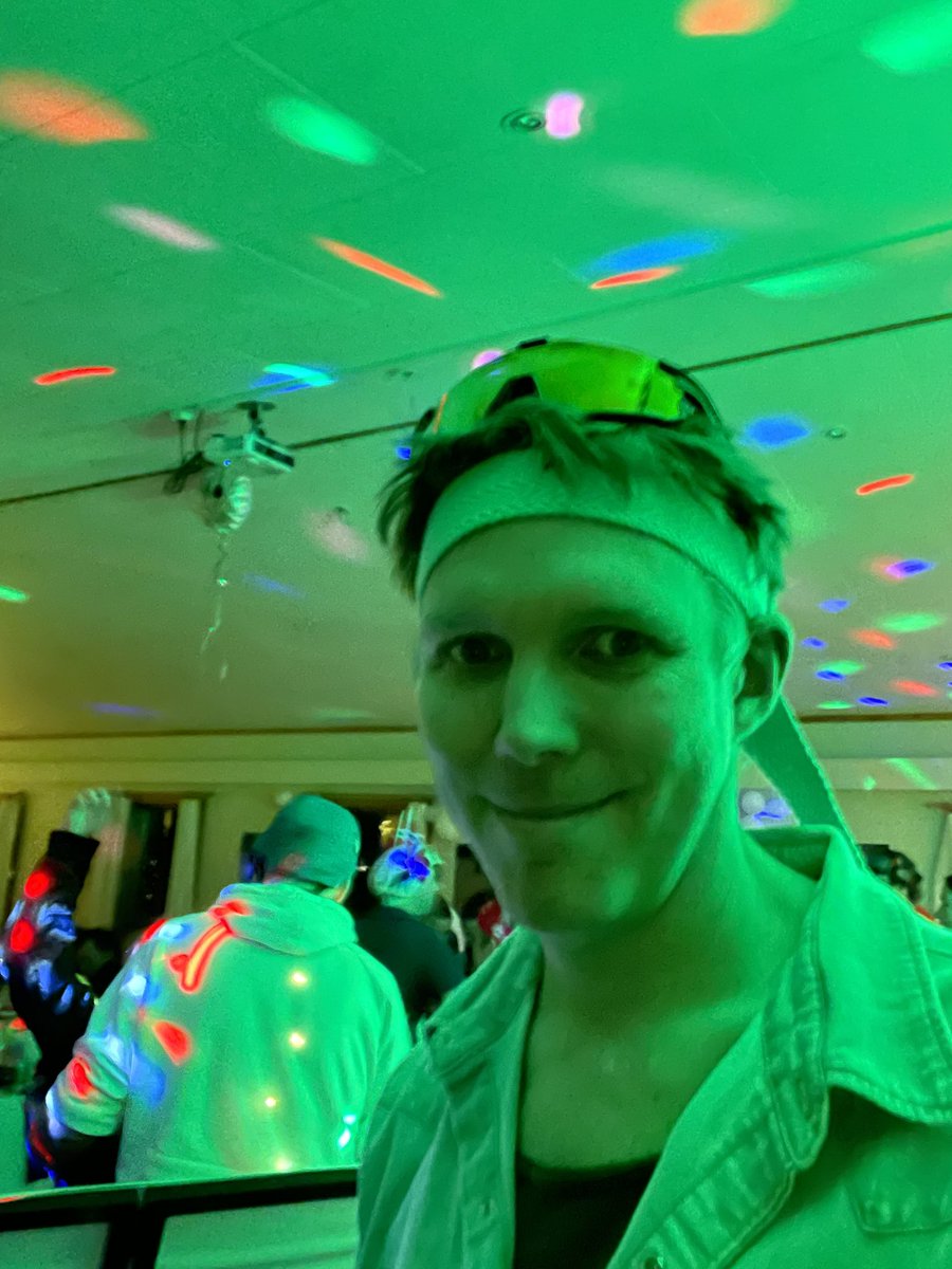 BergenDJ1's tweet photo. Afterski fest i Olsvik i går kveld! 🎿🎉 https://t.co/0083ljziHh #bergen #fest #dj https://t.co/ctvnSZscRy