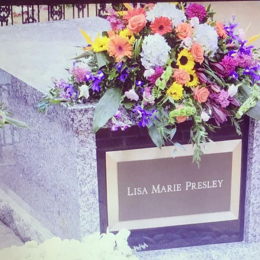 Elvis_News's tweet image. The end of Jerry Schilling's speech at Lisa Marie Presley's memorial service:
(He used to call Lisa, "Memphis")

"As I was in the hospital with her father when Priscilla was giving birth, I was at the hospital with her mother when she left us.
Memphis, I will always love you."😢